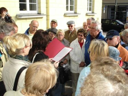 14.Gedenkwanderung 2008 von Barth nach Ribnitz. An dieser 14. Gedenkwanderung am 26.April 2008 nahm auch Egon Krenz, ehemaliger Staatsratsvorsitzender der DDR und Generalsekretr des ZK der SED, teil (auf dem Bild rechts) , der in dem von Ribnitz-Damgarten etwa 10 km entfernten Ostseebad Dierhagen wohnt. Foto: Eckart Kreitlow